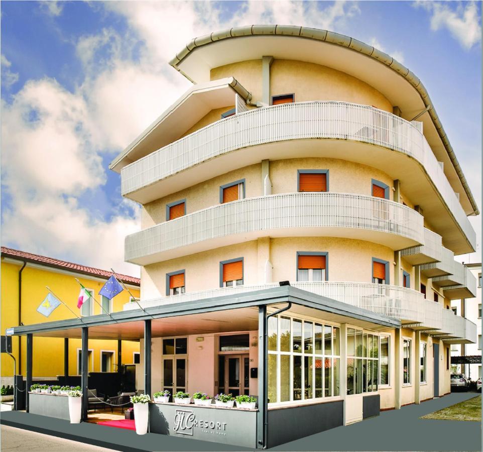 Hotel Hc Resort Lignano Lignano Sabbiadoro Exterior photo